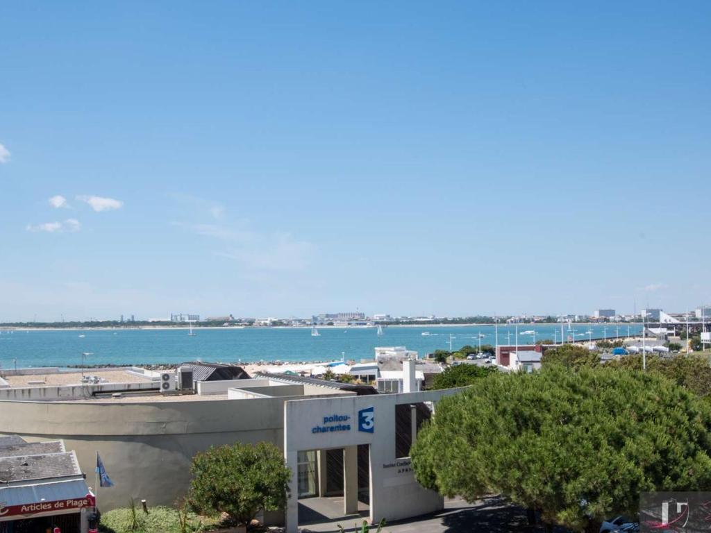 Photo de la galerie de l'établissement T2 meublé avec terrasse, parking, proche plage - FR-1-825-48, à La Rochelle