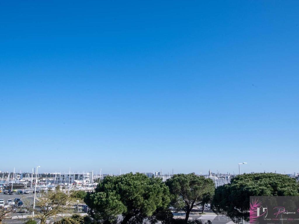une vue d'une ville avec des arbres et des bâtiments dans l'établissement Charmant appartement 2 pièces près de la plage à La Rochelle - FR-1-825-17, à La Rochelle
