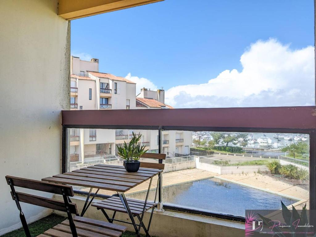 Photo de la galerie de l'établissement Appartement à La Rochelle avec Piscine et Parking - FR-1-825-63, à La Rochelle