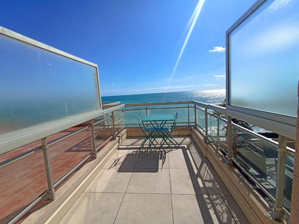 - un balcon sur un bateau avec vue sur l'océan dans l'établissement Studio rénové front de mer avec climatisation et animaux admis, idéal pour 2 personnes à Sète - FR-1-338-606, à Sète