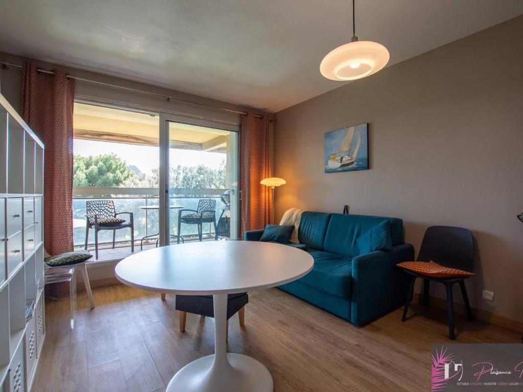 Photo de la galerie de l'établissement T2 meublé avec balcon et parking proche plage - FR-1-825-53, à La Rochelle