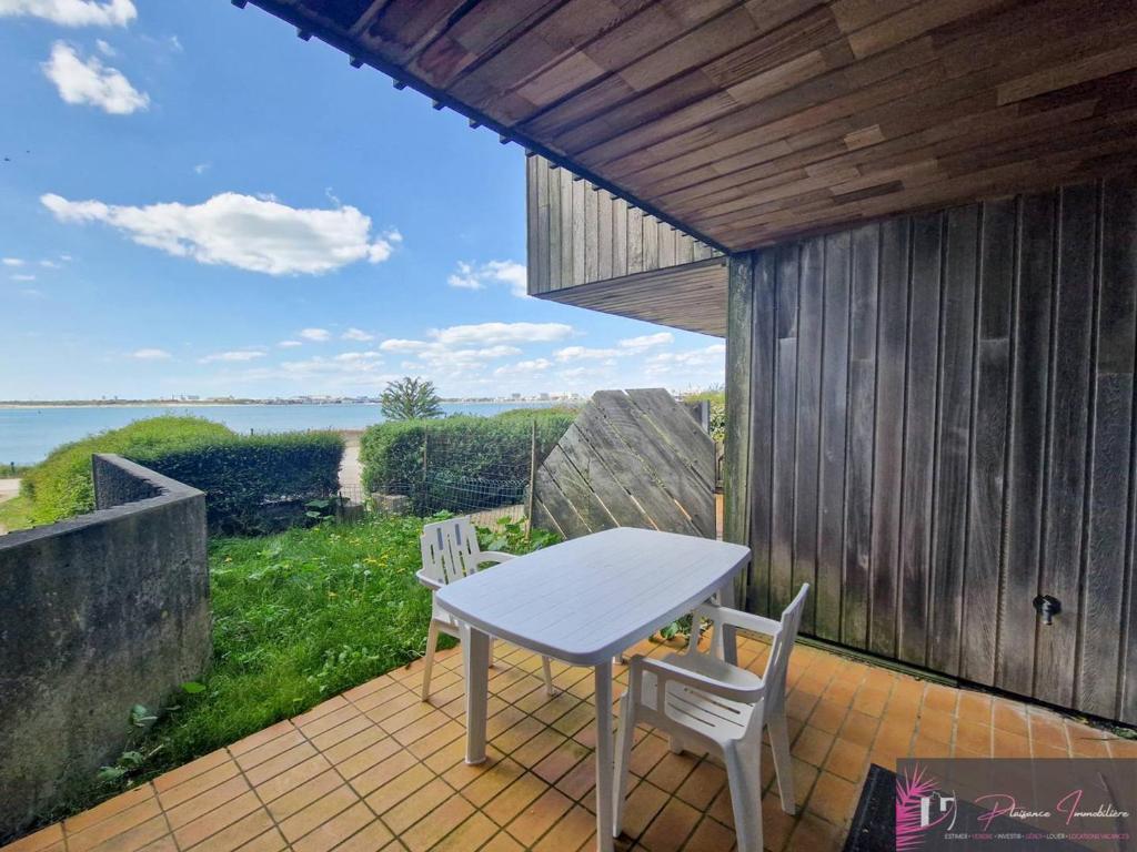 Photo de la galerie de l'établissement Studio meublé pour 3 personnes à 50m de la plage avec terrasse - FR-1-825-54, à La Rochelle