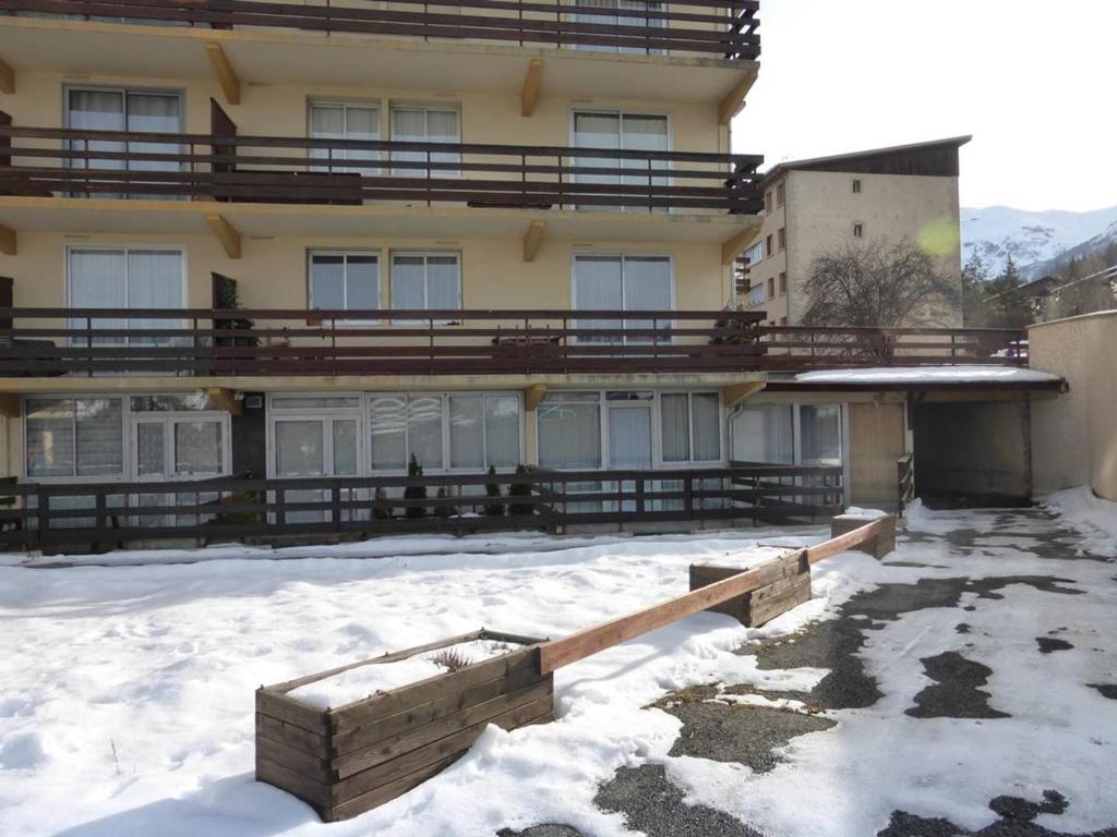 un edificio con la neve davanti di Studio confortable au Sauze, proche pistes, 4 couchages - FR-1-804-53 a Enchastrayes
