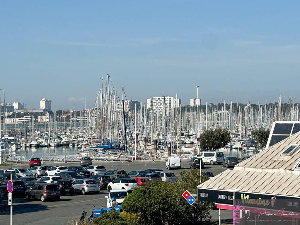 - un parking avec des voitures garées dans un port dans l'établissement Appartement Duplex T3 Vue Port, Parking - FR-1-825-57, à La Rochelle
