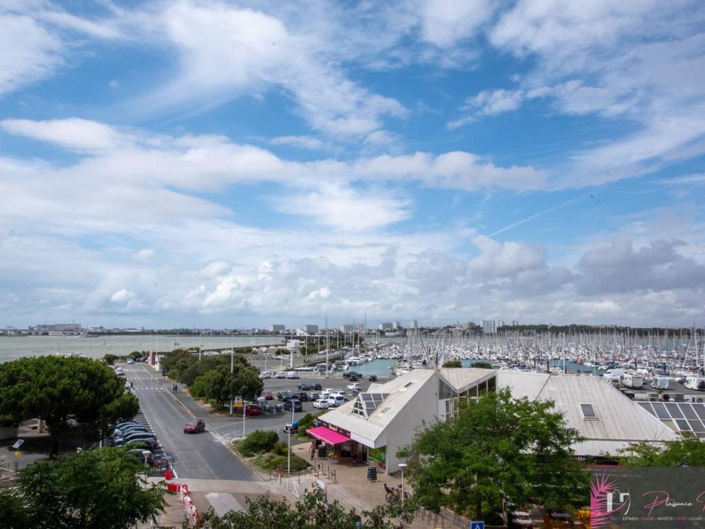 Photo de la galerie de l'établissement Studio meublé proche plage avec parking - FR-1-825-64, à La Rochelle