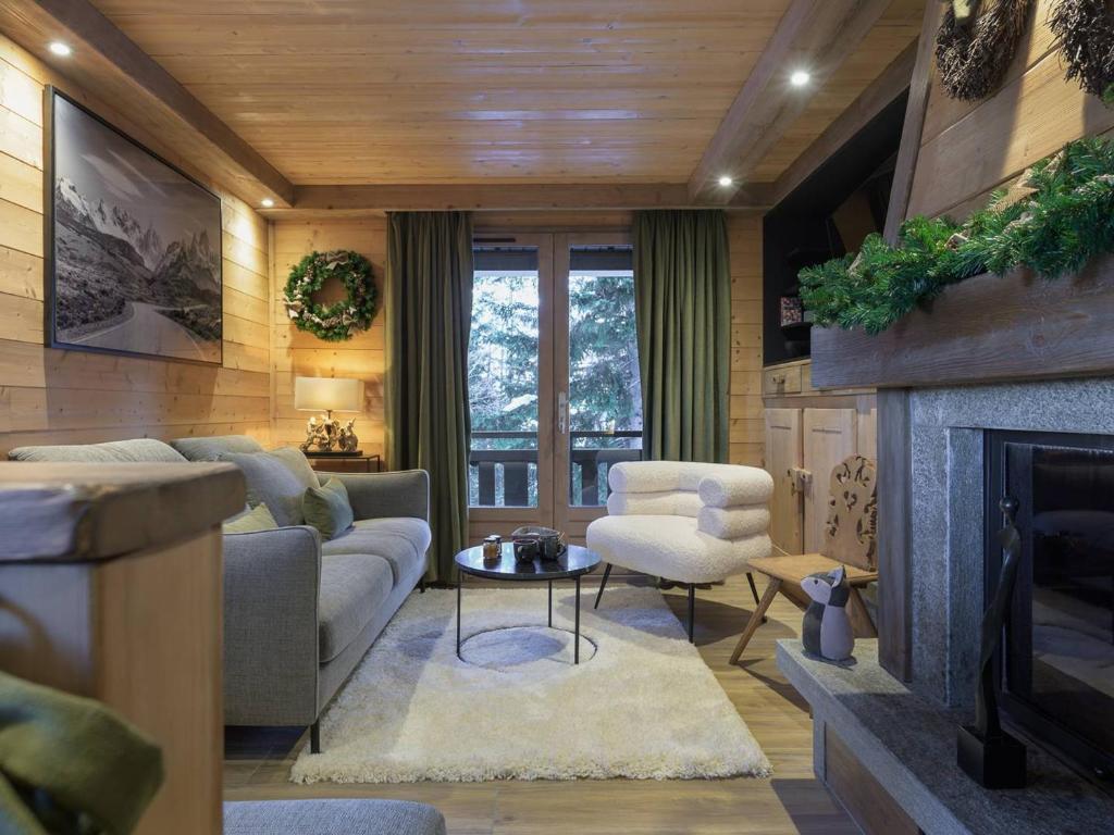 a living room with a couch and a fireplace at Courchevel 1850: Duplex charmant 6 pers près centre, parking, wifi - FR-1-631-228 in Courchevel