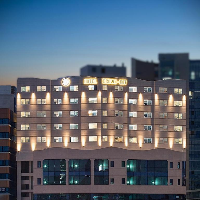 Un gran edificio con luces en la parte superior. en Brown Dot Hotel Jinju, en Jinju