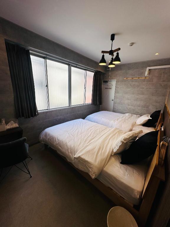 Postel nebo postele na pokoji v ubytování e-hostel 心斎橋 双床房
