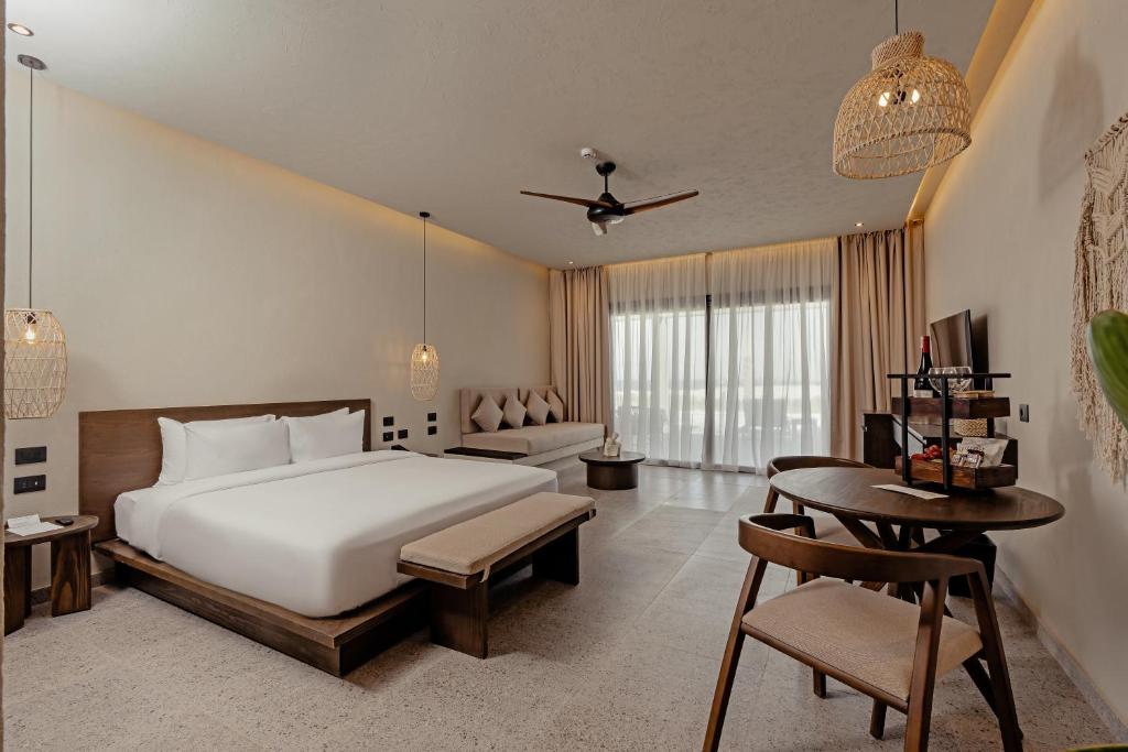Swim up junior suite garden view