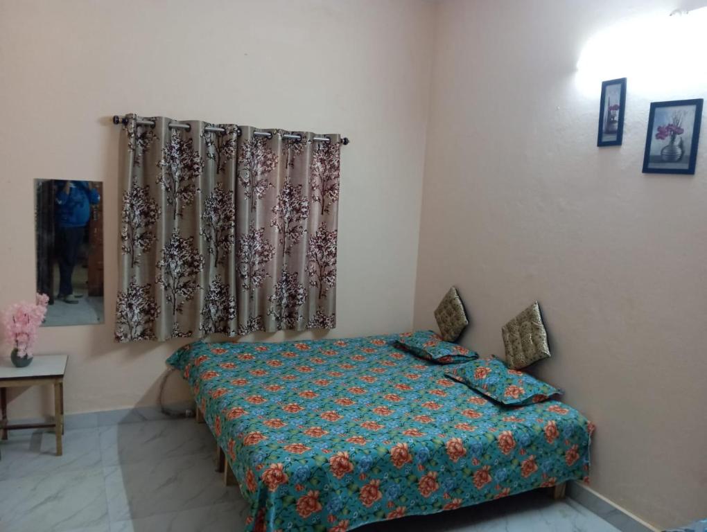 Postel nebo postele na pokoji v ubytování Shivashray Homestay