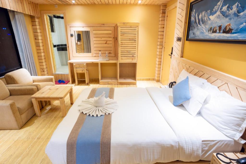 Rúm í herbergi á Trekkers Inn Boutique Hotel Pokhara