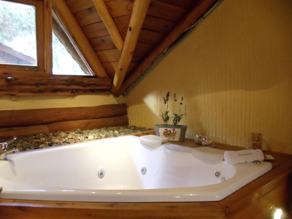 Patagonia Playa Suites في مار دي لاس بامباس: حوض أبيض كبير في غرفة مع نافذة