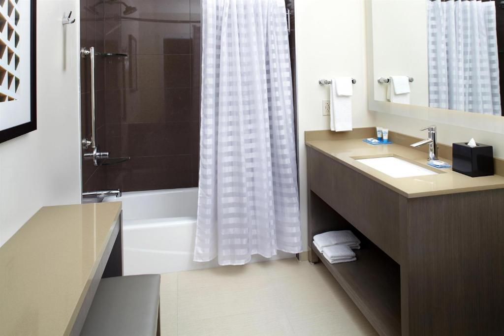 Hyatt House Pittsburgh Bloomfield Shadyside - Corner King Studio Suite Met Bankbed En Keuken