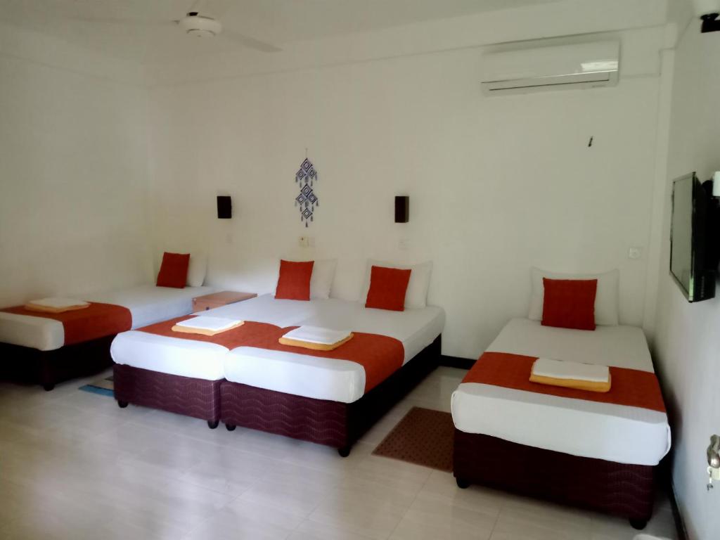 Postel nebo postele na pokoji v ubytování Kithmi Resort