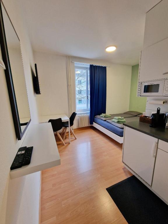 a small apartment with a kitchen and a bed at Casa Maria Apartments Solothurn in Solothurn