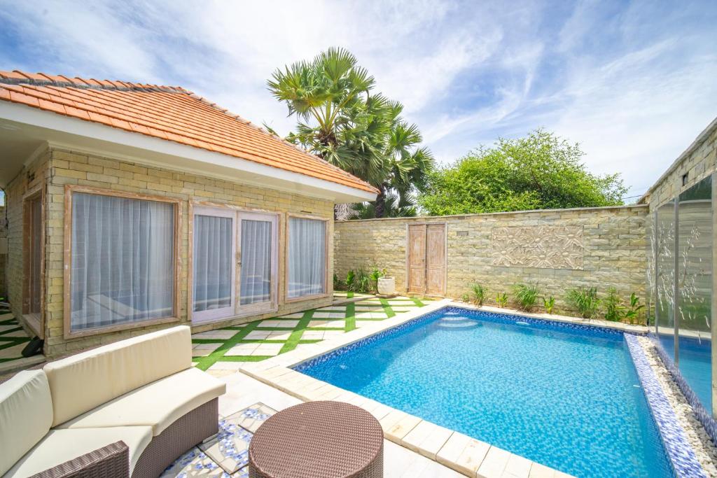 Bazén v ubytování Villa Sumba, Single Room Villa with Private Pool, Outdoor Bathtub, FREE Access to Gym, Onsite SPA, Car-Bike-ATV Rental, Diving and Fishing nebo v jeho okolí