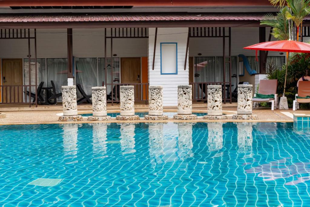 Bazén v ubytování Ao Nang Timber House nebo v jeho okolí