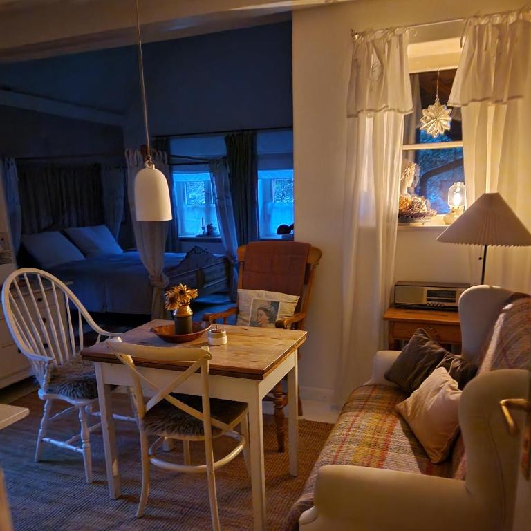 a living room with a table and a couch at Kleine Auszeit in Detmold