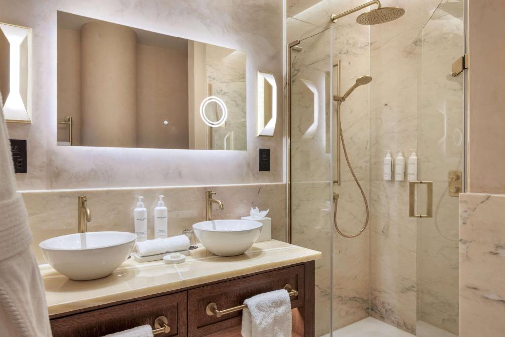 The Trafalgar St. James, London Curio collection by Hilton - Resim 36