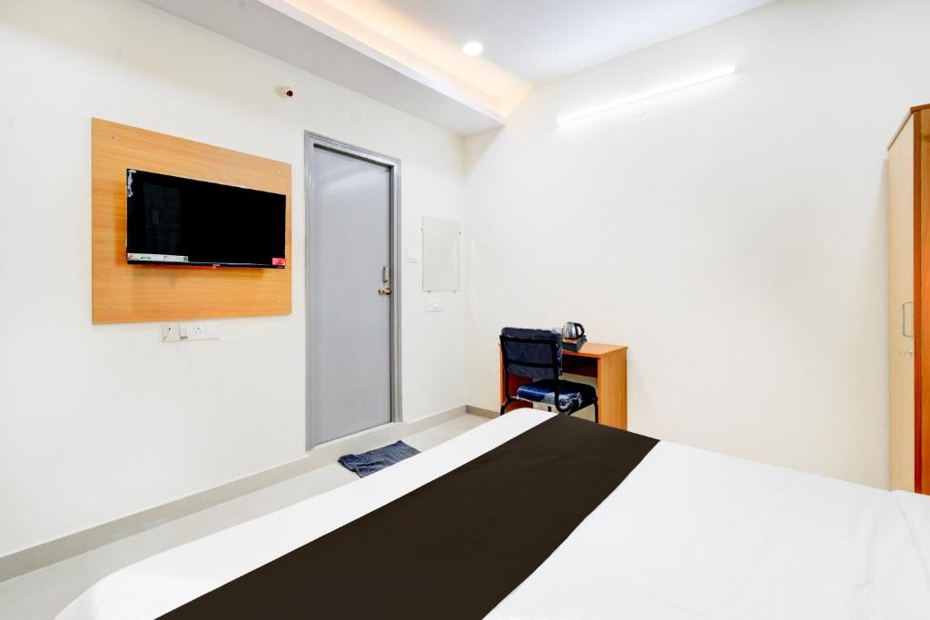 TV a/nebo společenská místnost v ubytování Super Townhouse Lanco Hills Gachibowli