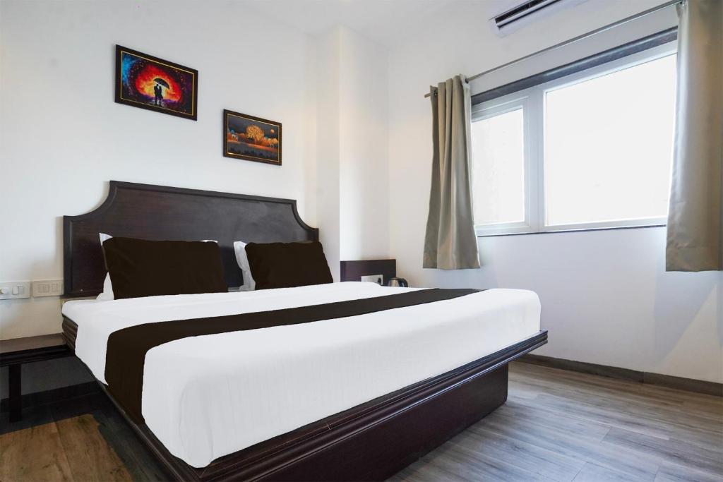 Postel nebo postele na pokoji v ubytování Super Townhouse Central Bazar Road Ramdaspeth