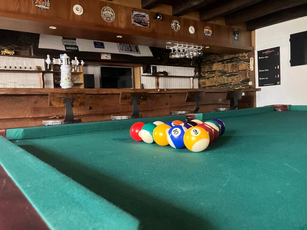 un grupo de bolas encima de una mesa de billar en La Taverne Bretonne, en Renac