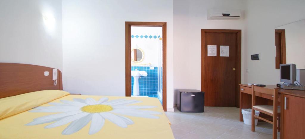 Łóżko lub łóżka w pokoju w obiekcie Hotel La Marina