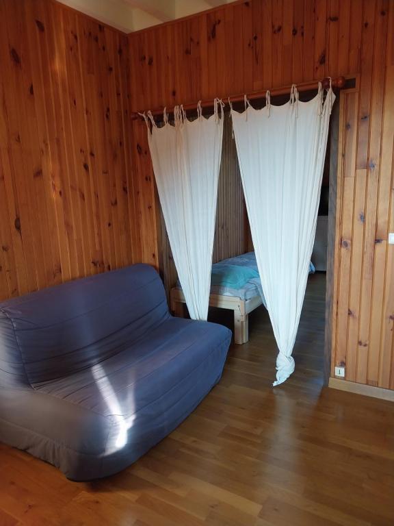 una camera con letto e tende di Vanessa et Julien 1 a Vailly-sur-Sauldre