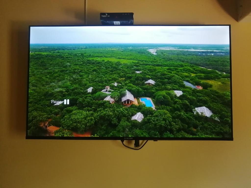 TV a/nebo společenská místnost v ubytování Cloud Nine Lanka Resort Wilpattu
