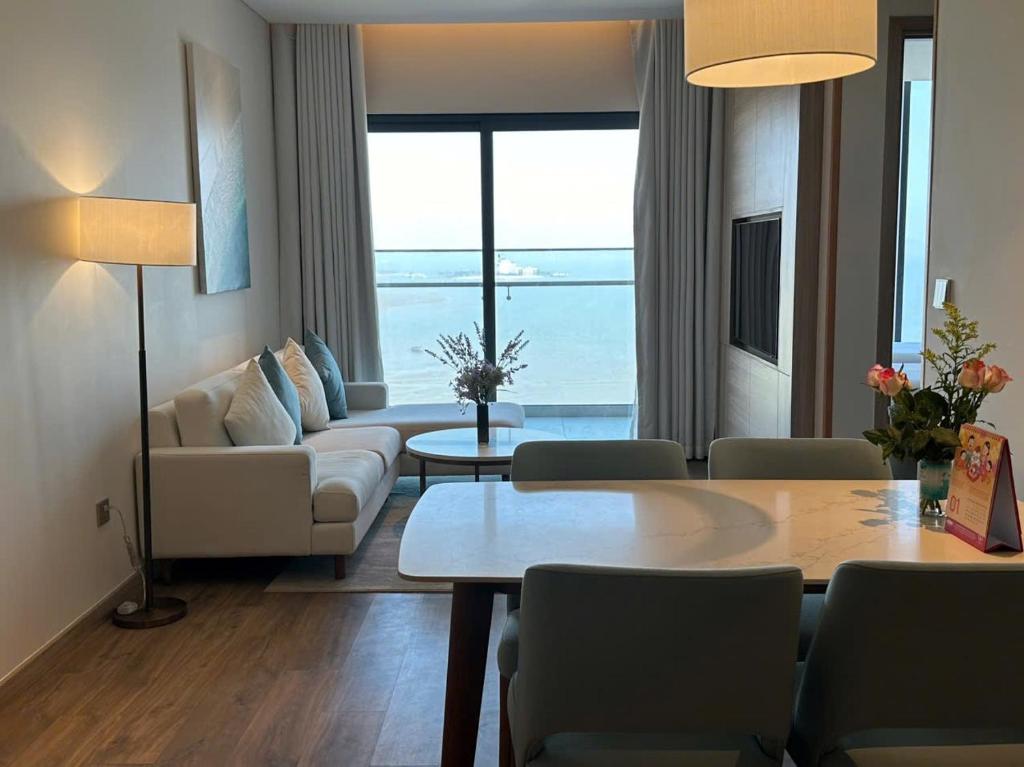 Posezení v ubytování A La Carte Ha Long Bay - Sea View Apartment