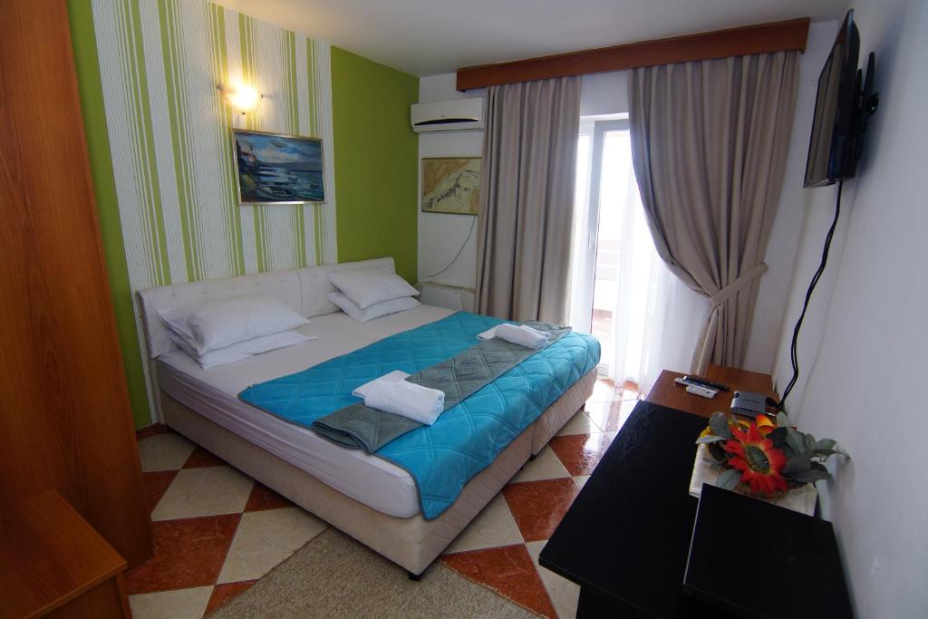 um pequeno quarto com uma cama e uma janela em Guesthouse Villa Gaga em Budva