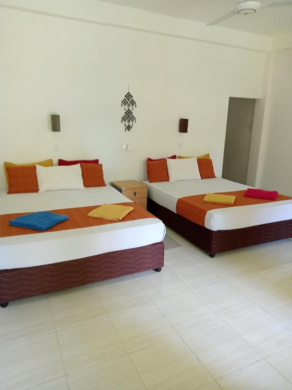 Postel nebo postele na pokoji v ubytování Kithmi Resort