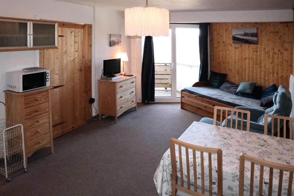 un salon avec un canapé et une table dans l'établissement Résidence Les Cembros - 2 pièces 6 personnes MAE-2324, à Le Mélézet