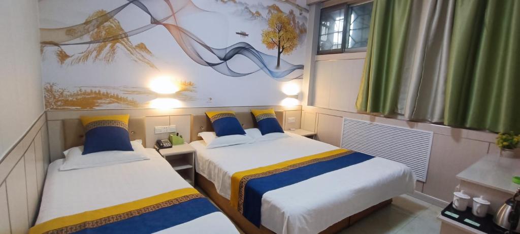 Postel nebo postele na pokoji v ubytování Qufu Garden Hotel