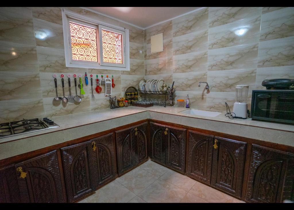 Kuchyň nebo kuchyňský kout v ubytování Riad Kamal de luxe avec jacuzzi et trois piscines au cœur de Marrakech