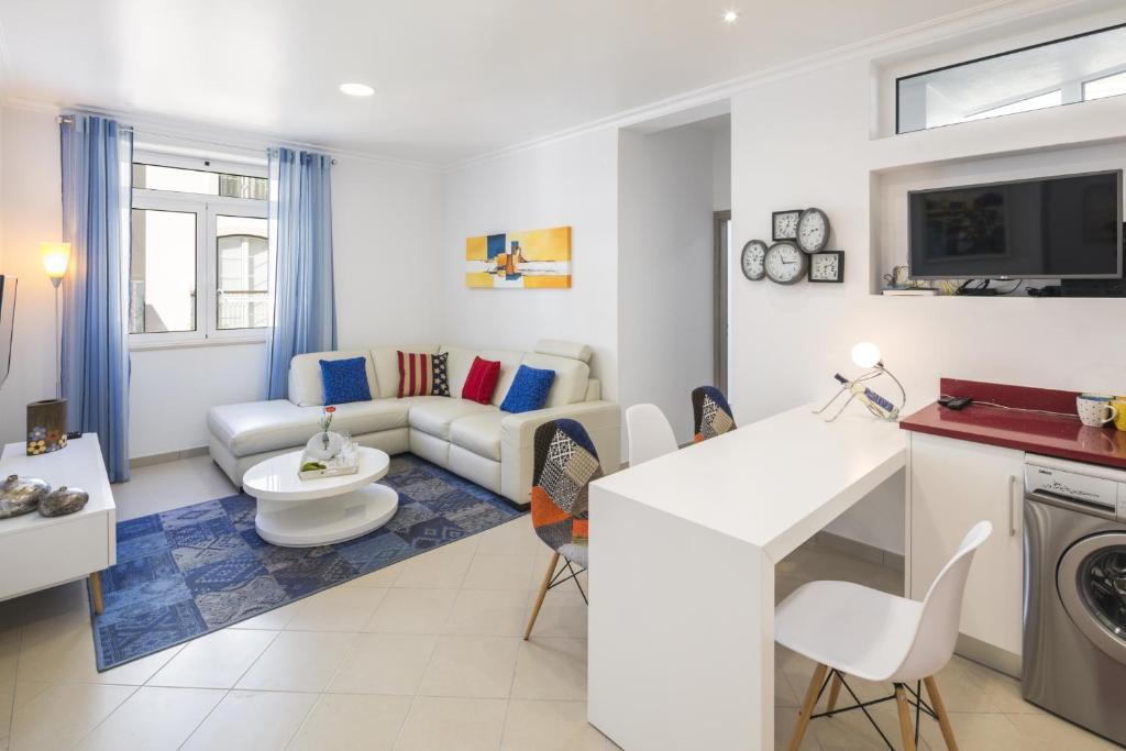 a living room with a couch and a table at Apt. À Porta in Lagos