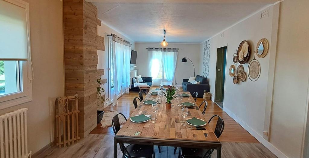 d'une salle à manger avec une table et des chaises dans le salon. dans l'établissement Le Grand Cosy d 'Emma, T3 CLIMATISÉ, 75m2, à Ugine