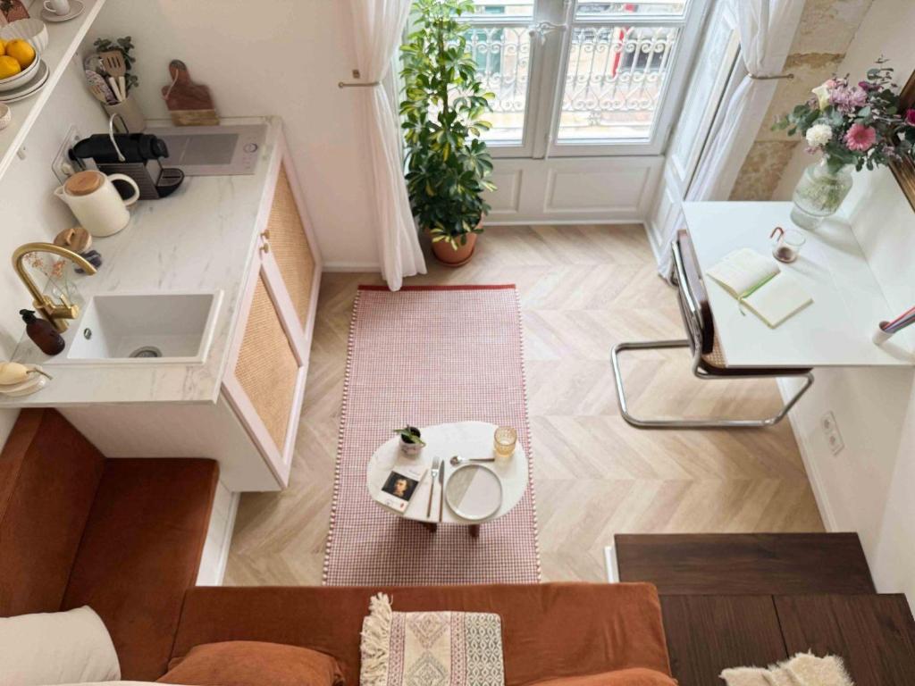 d'une cuisine avec une table. dans l'établissement Beautiful Studio close Place de la Comédie in city center, à Montpellier