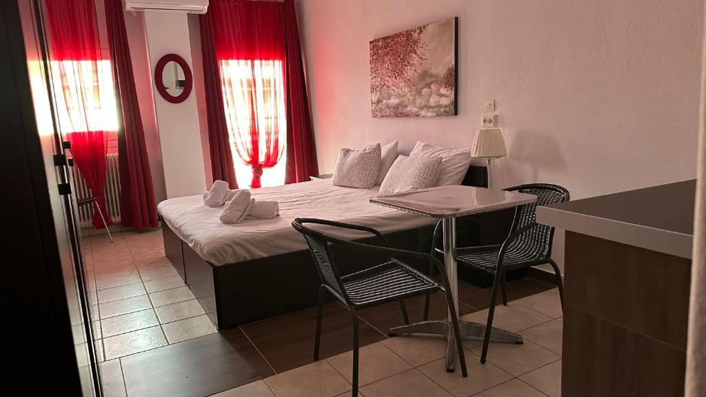 Postel nebo postele na pokoji v ubytování Alexandros Hotel