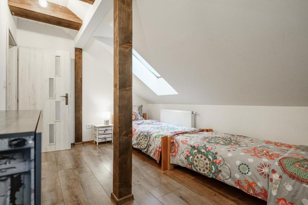 Ένα ή περισσότερα κρεβάτια σε δωμάτιο στο Apartmany pod Klingerom