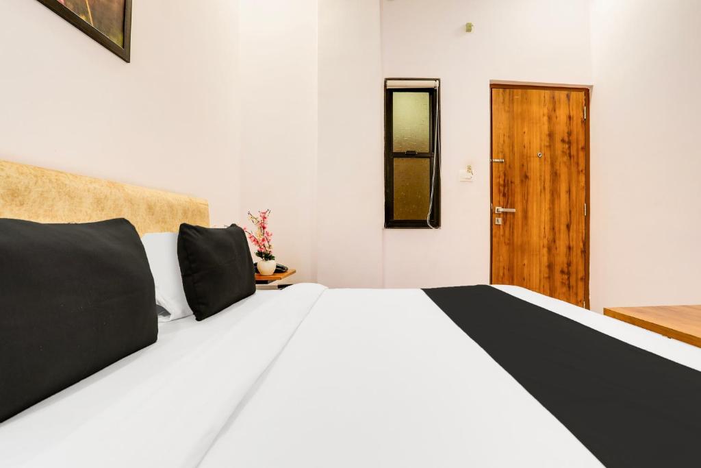 Postel nebo postele na pokoji v ubytování Super Hotel O Pardi Near Kalamna Market