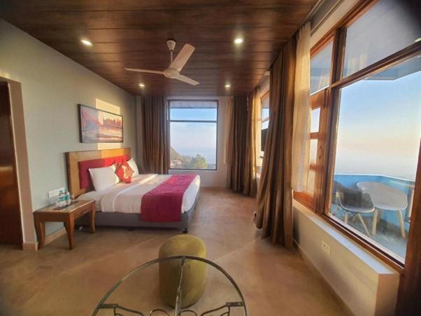 Postel nebo postele na pokoji v ubytování Green N Breeze Resorts Mussoorie