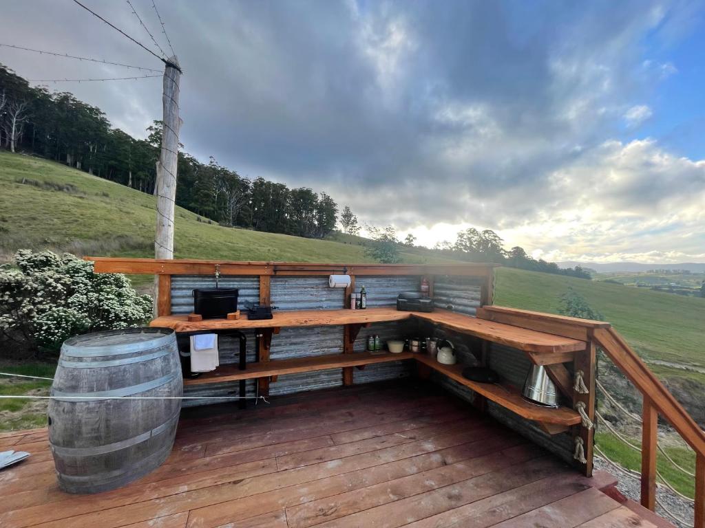 Balkón nebo terasa v ubytování Fairy Wren Off Grid Luxury Glamping Retreat in Wine Country