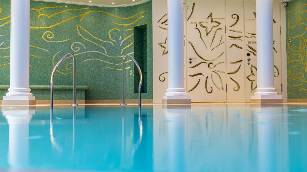 Bazén v ubytování Hotel & Spa A la cour d'Alsace by HappyCulture nebo v jeho okolí