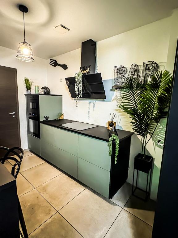 Kuchyň nebo kuchyňský kout v ubytování Ô Spa Privatif - Luxury Suite - JACUZZI-SAUNA-NETFLIX-FISHSPA-SERVIETTES-PEIGNOIRS-SANDALES-CAFE