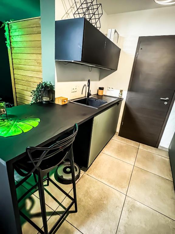 Kuchyň nebo kuchyňský kout v ubytování Ô Spa Privatif - Luxury Suite - JACUZZI-SAUNA-NETFLIX-FISHSPA-SERVIETTES-PEIGNOIRS-SANDALES-CAFE