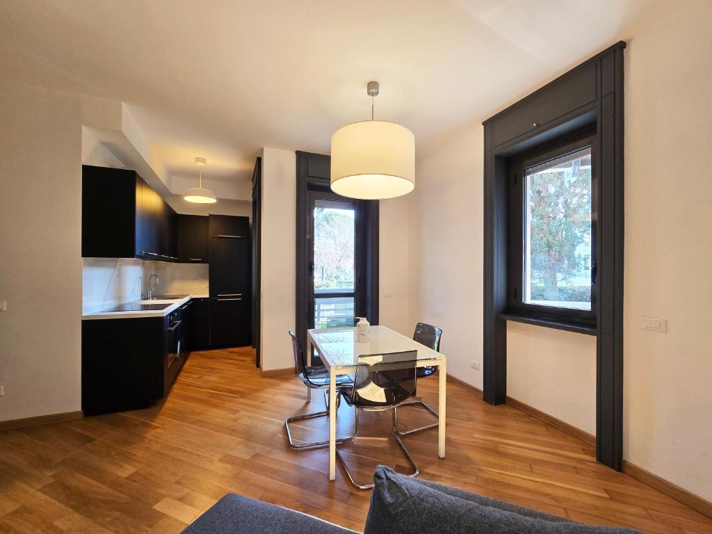 a kitchen and dining room with a table and chairs at Appartamento Flair 43 in Mostacciano 