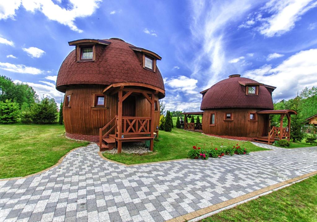 a home shaped like a house with a roof at Oaza Ławki in Ryn