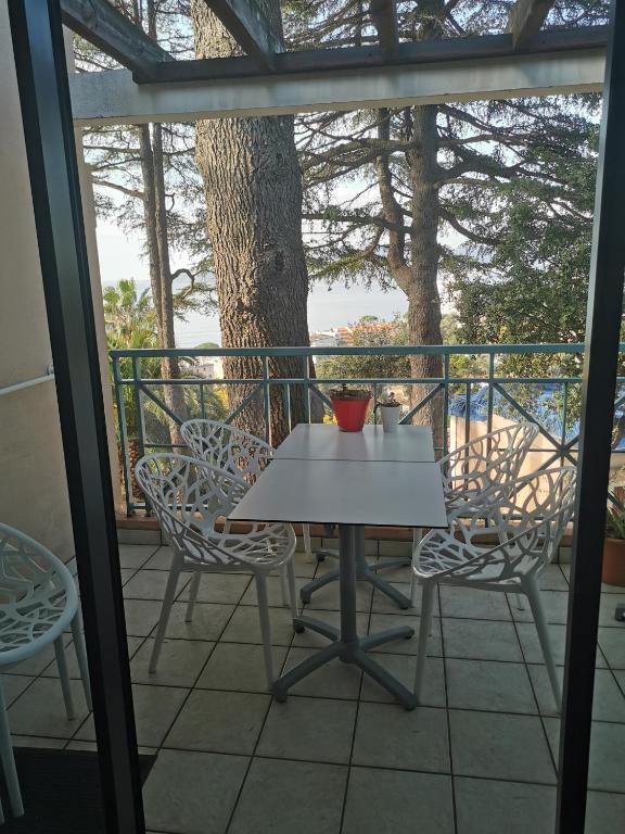 Balkón alebo terasa v ubytovaní Appartement rénové, piscine à débordement, vue mer