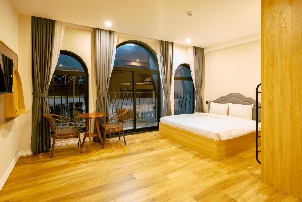 Postel nebo postele na pokoji v ubytování Ngọc Minh Châu Hotel